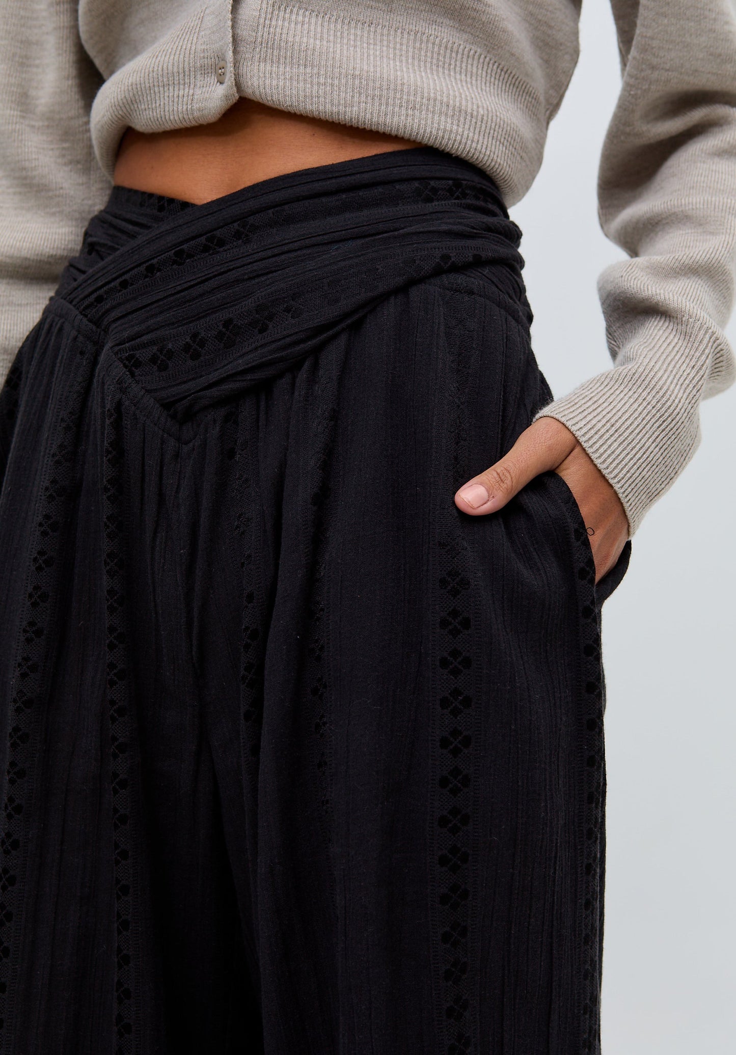 Farrah Wide Leg Jacquard Trouser In Black